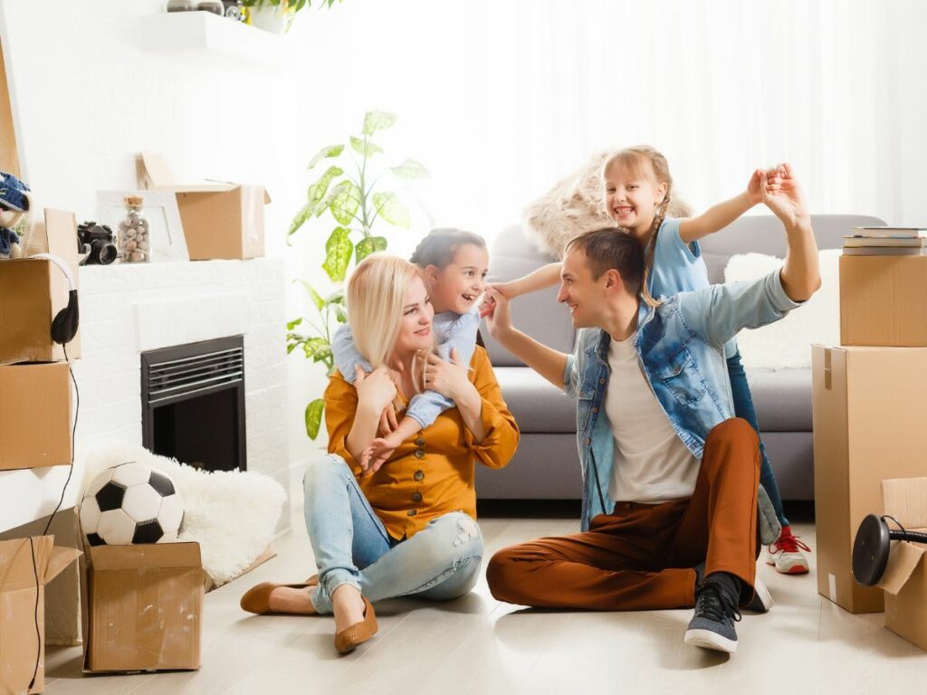 Image d'une famille en train d'emménager