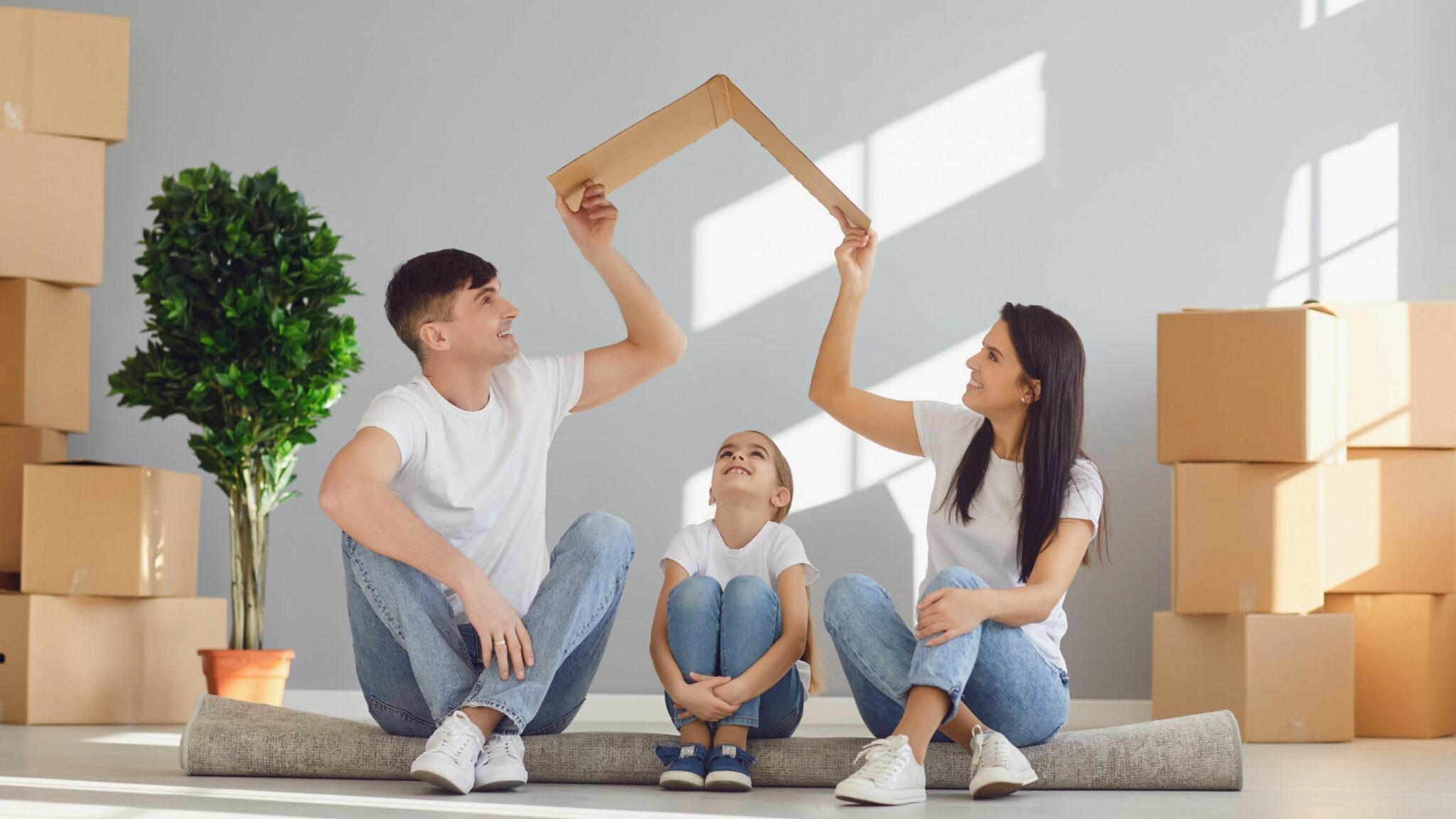 famille qui déménage et prépare les cartons immo militaire