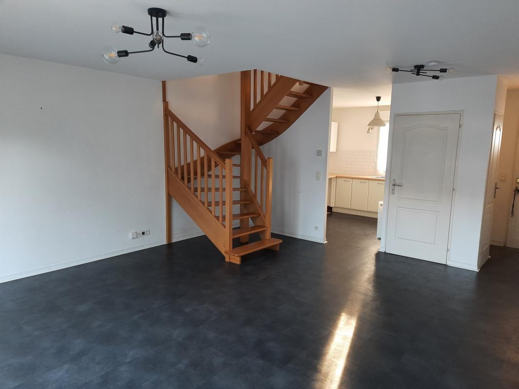 Maison individuelle 4 chambres avec cour et stationnement – Angers