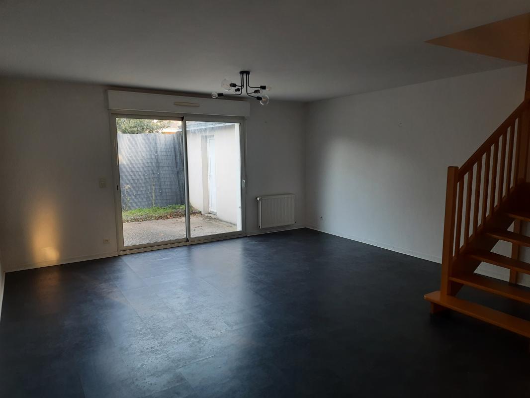 Maison individuelle 4 chambres avec cour et stationnement – Angers