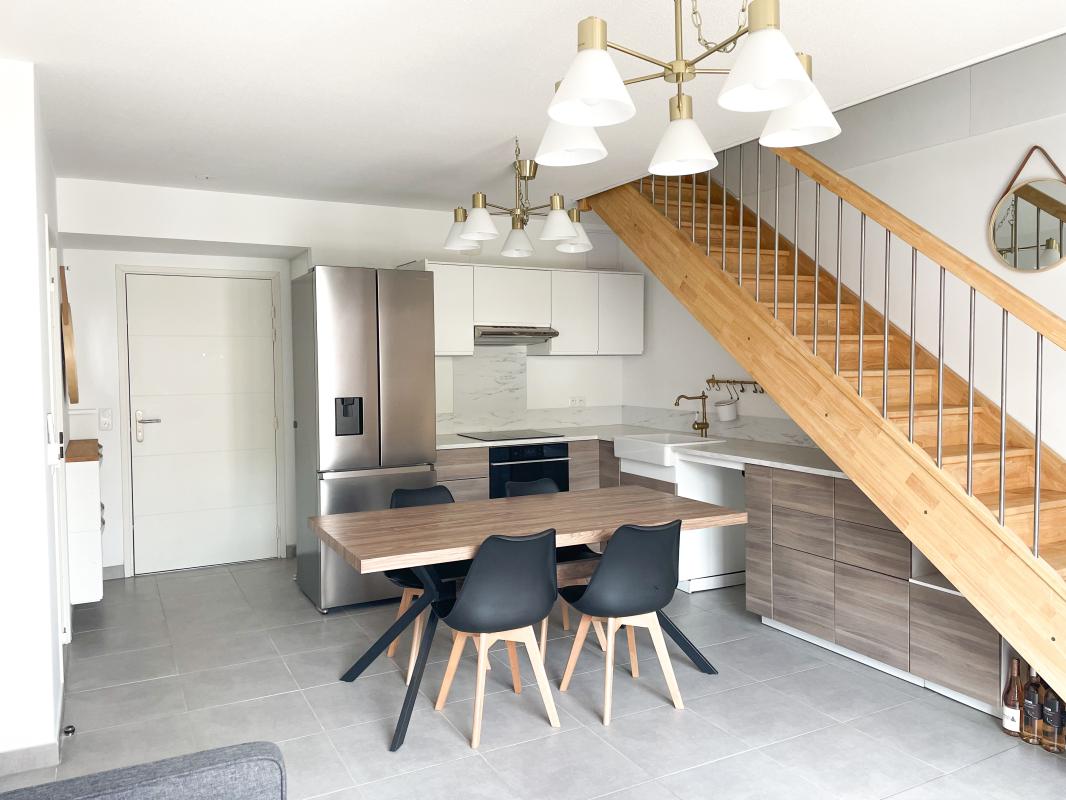 Appartement T3 en duplex meublé avec balcon, climatisation et garage