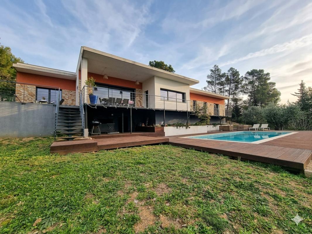 Villa T5 avec garage et piscine