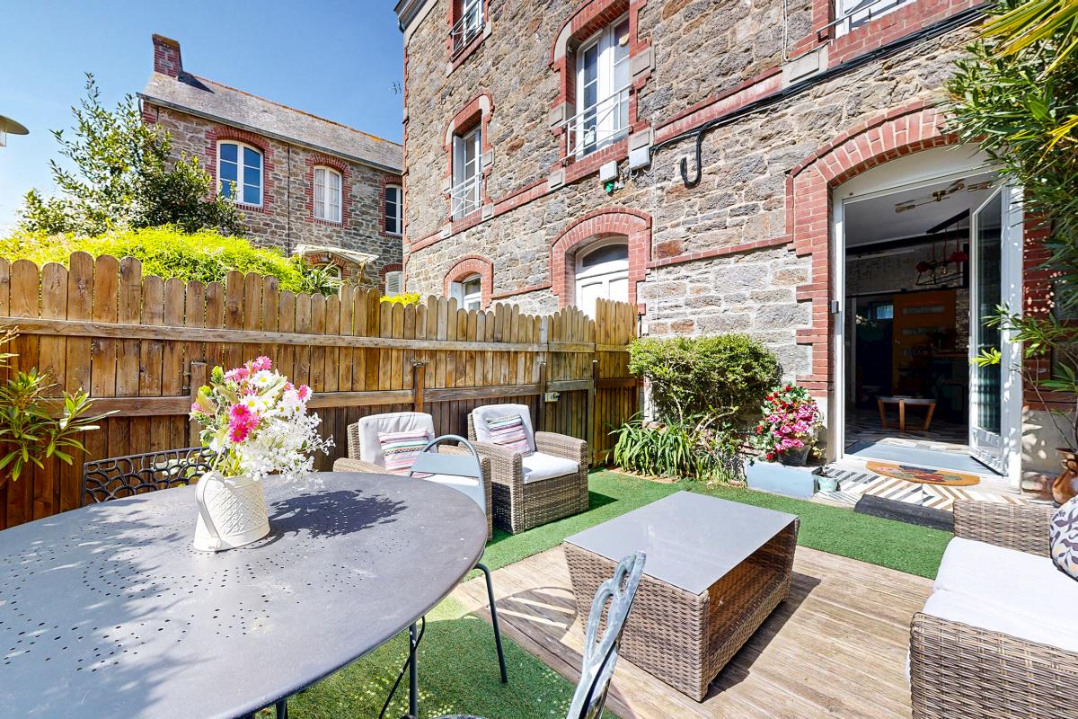DINARD CENTRE – Au pied du marché – T1 bis rénové avec jardin privatif