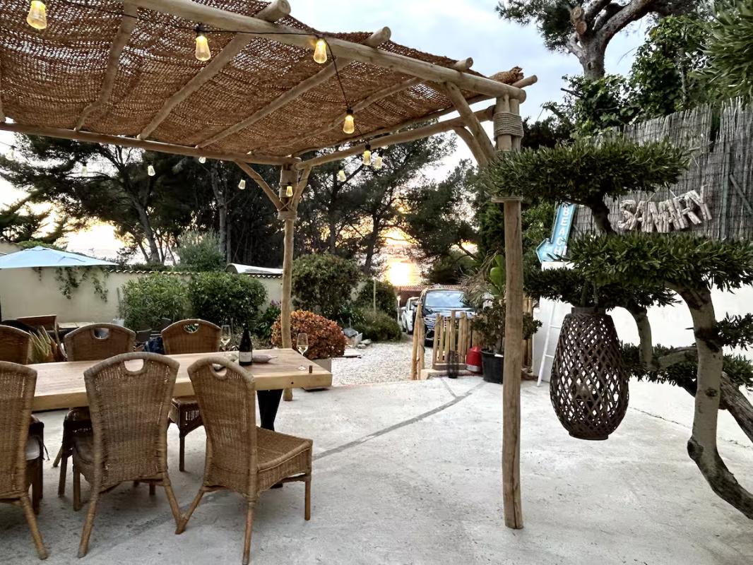 À LOUER – BAS DE VILLA MEUBLÉ AVEC JARDIN, PISCINE ET VUE MER – SANARY-SUR-MER