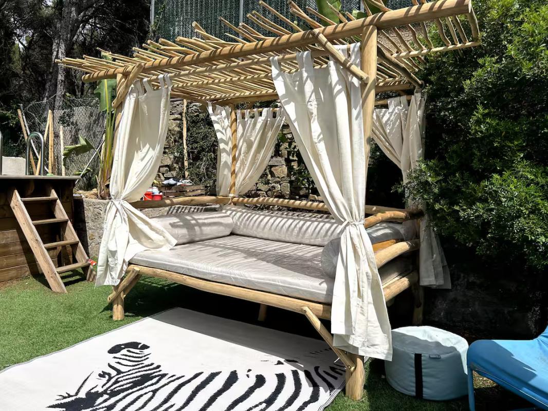 À LOUER – BAS DE VILLA MEUBLÉ AVEC JARDIN, PISCINE ET VUE MER – SANARY-SUR-MER