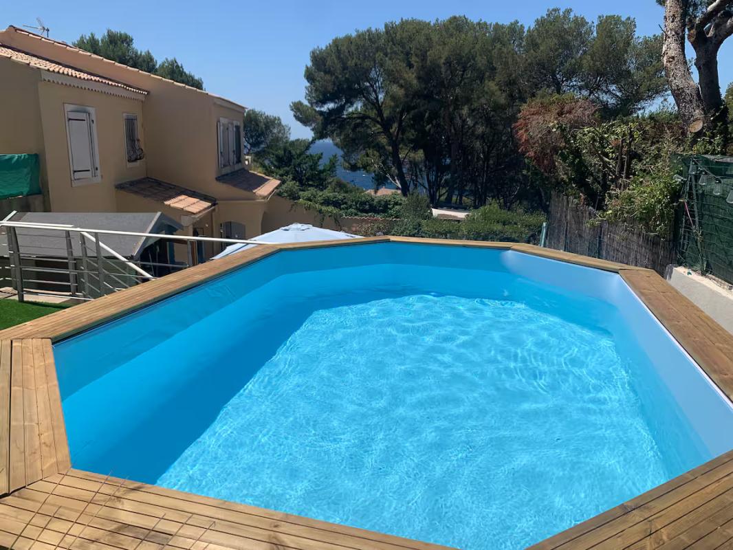 À LOUER – BAS DE VILLA MEUBLÉ AVEC JARDIN, PISCINE ET VUE MER – SANARY-SUR-MER