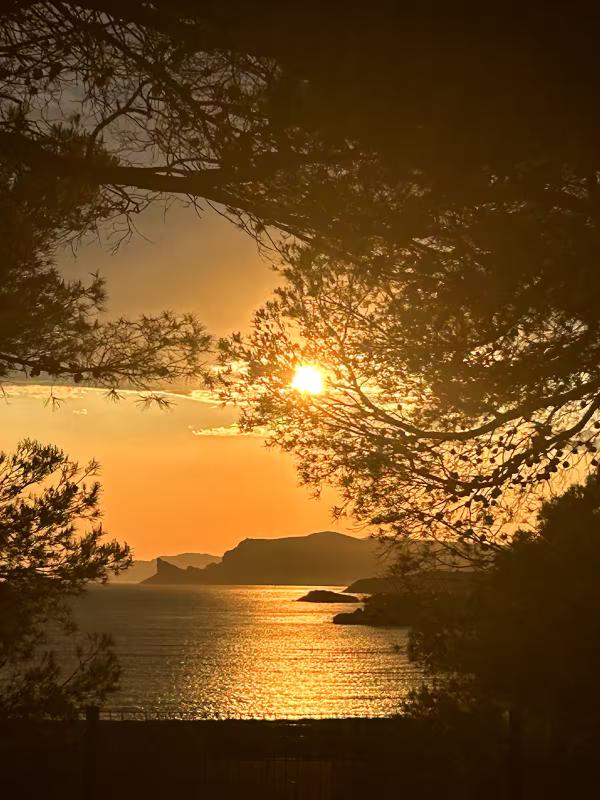 À LOUER – BAS DE VILLA MEUBLÉ AVEC JARDIN, PISCINE ET VUE MER – SANARY-SUR-MER