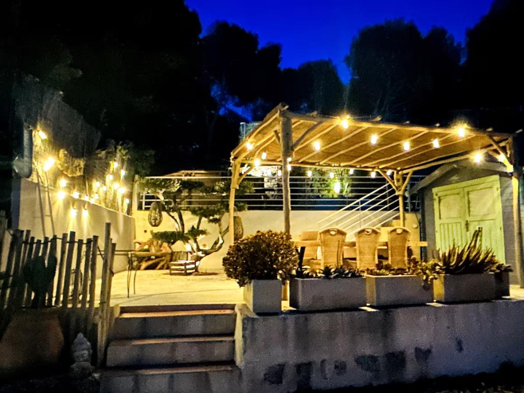 À LOUER – BAS DE VILLA MEUBLÉ AVEC JARDIN, PISCINE ET VUE MER – SANARY-SUR-MER