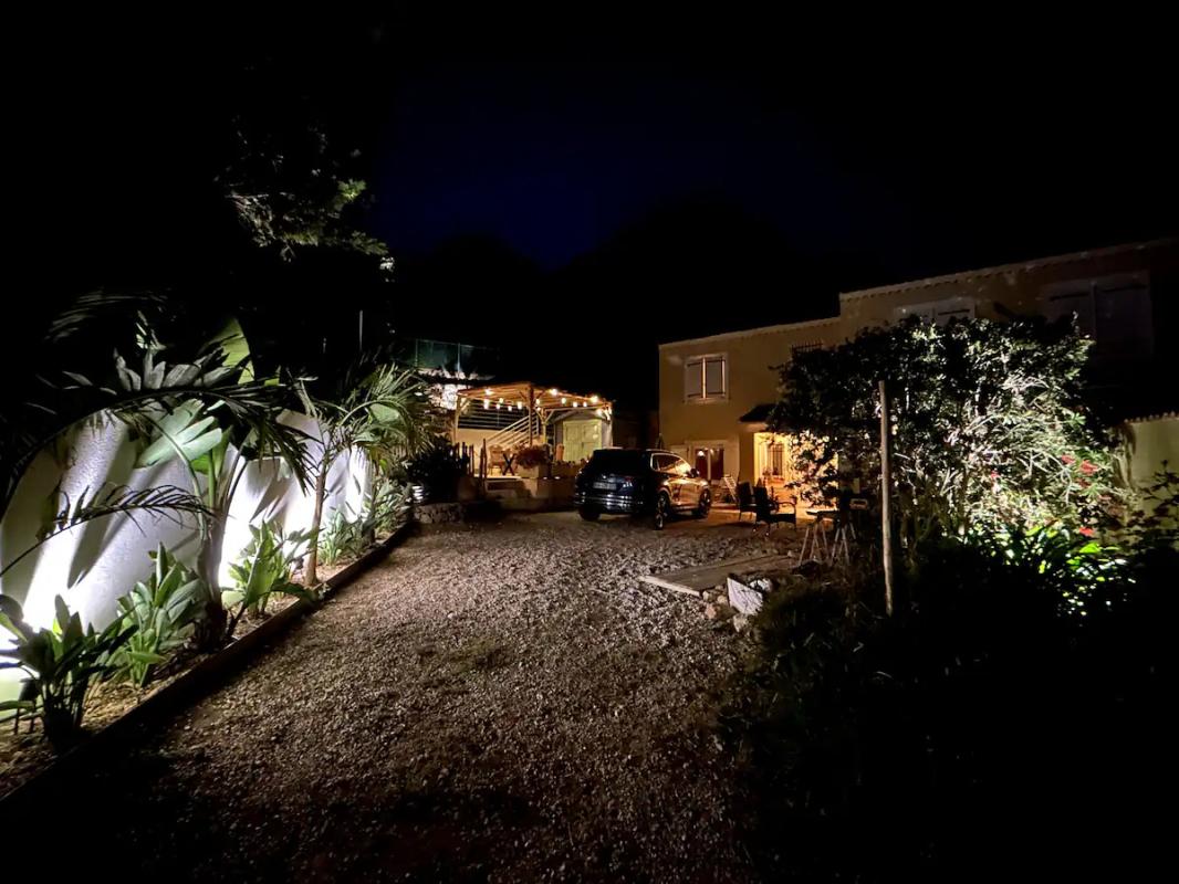 À LOUER – BAS DE VILLA MEUBLÉ AVEC JARDIN, PISCINE ET VUE MER – SANARY-SUR-MER