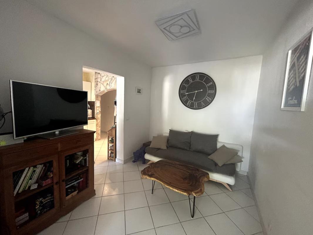 À LOUER – BAS DE VILLA MEUBLÉ AVEC JARDIN, PISCINE ET VUE MER – SANARY-SUR-MER