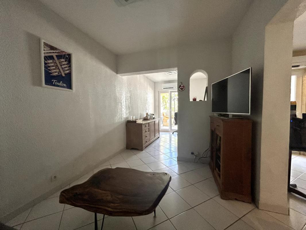 À LOUER – BAS DE VILLA MEUBLÉ AVEC JARDIN, PISCINE ET VUE MER – SANARY-SUR-MER