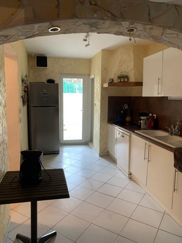 À LOUER – BAS DE VILLA MEUBLÉ AVEC JARDIN, PISCINE ET VUE MER – SANARY-SUR-MER