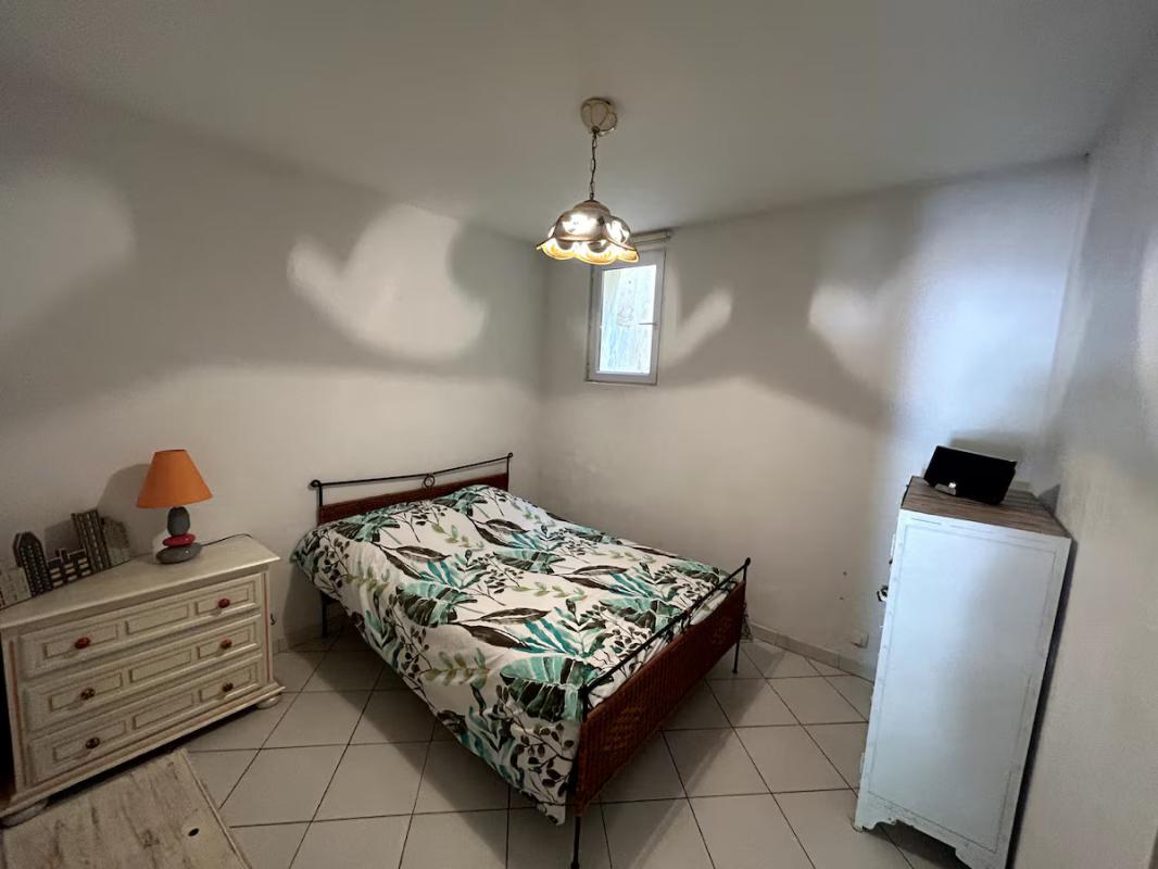 À LOUER – BAS DE VILLA MEUBLÉ AVEC JARDIN, PISCINE ET VUE MER – SANARY-SUR-MER