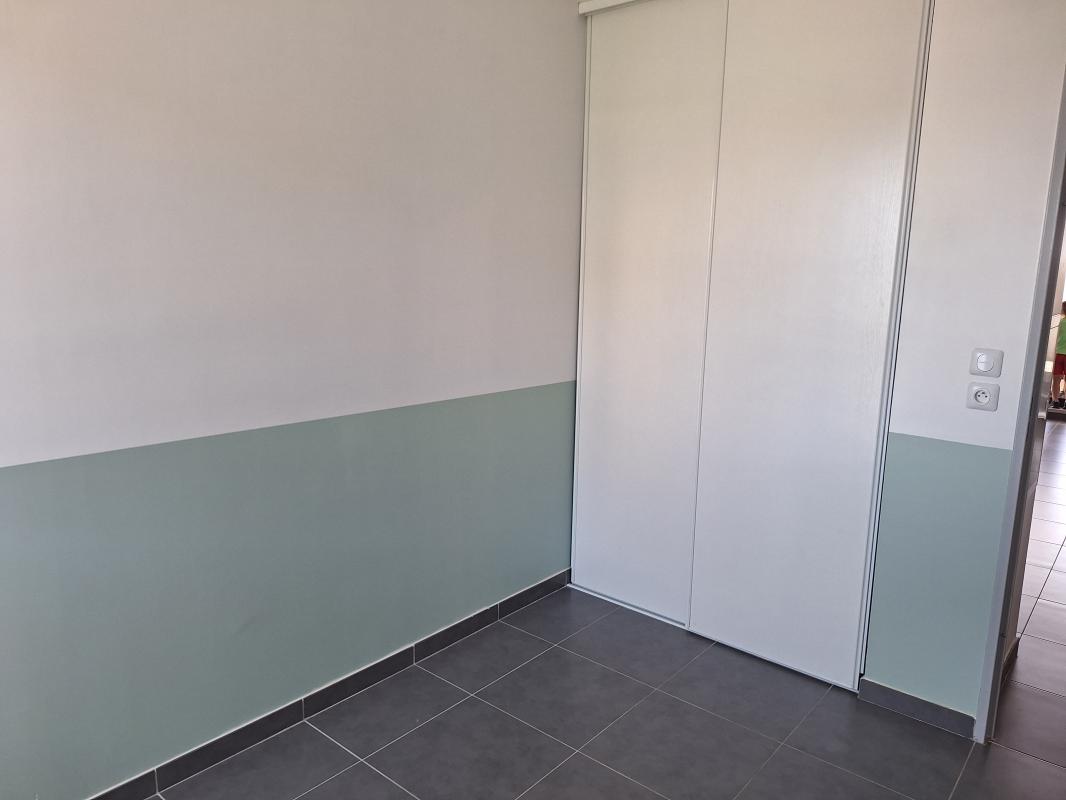 T4 avec grande terrasse, 3 chambres et 2 parkings – Istres