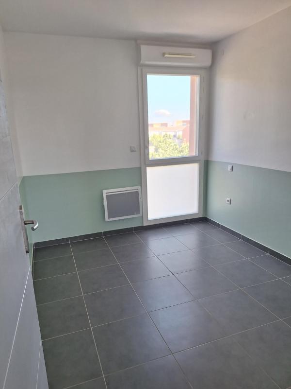 T4 avec grande terrasse, 3 chambres et 2 parkings – Istres