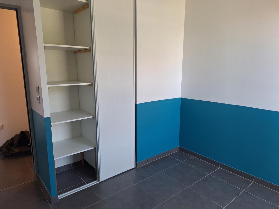 T4 avec grande terrasse, 3 chambres et 2 parkings – Istres