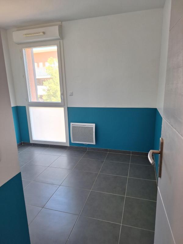 T4 avec grande terrasse, 3 chambres et 2 parkings – Istres