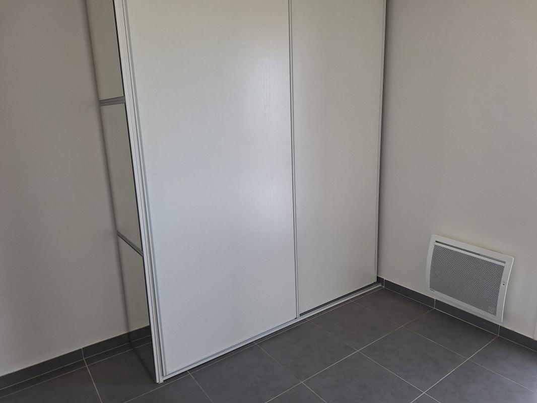 T4 avec grande terrasse, 3 chambres et 2 parkings – Istres