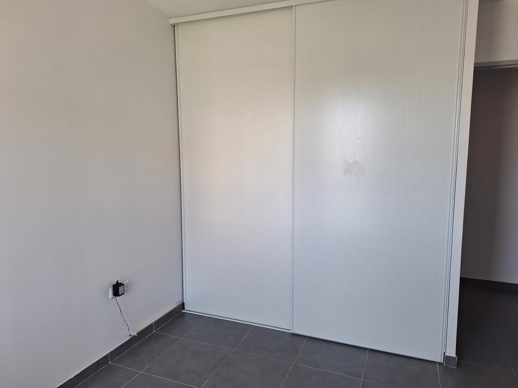 T4 avec grande terrasse, 3 chambres et 2 parkings – Istres