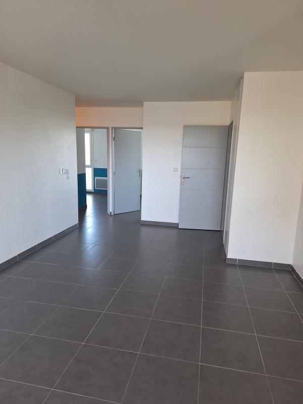 T4 avec grande terrasse, 3 chambres et 2 parkings – Istres