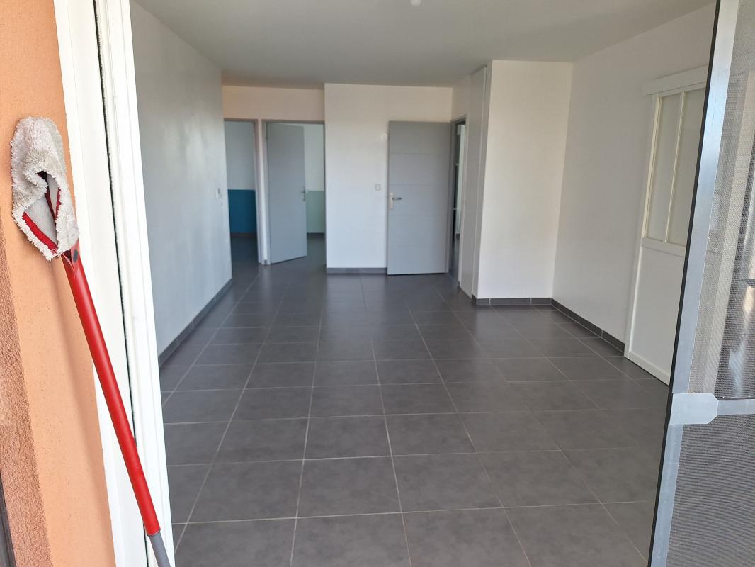T4 avec grande terrasse, 3 chambres et 2 parkings – Istres
