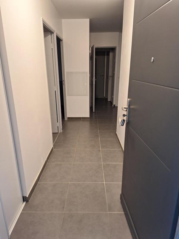 T4 avec grande terrasse, 3 chambres et 2 parkings – Istres