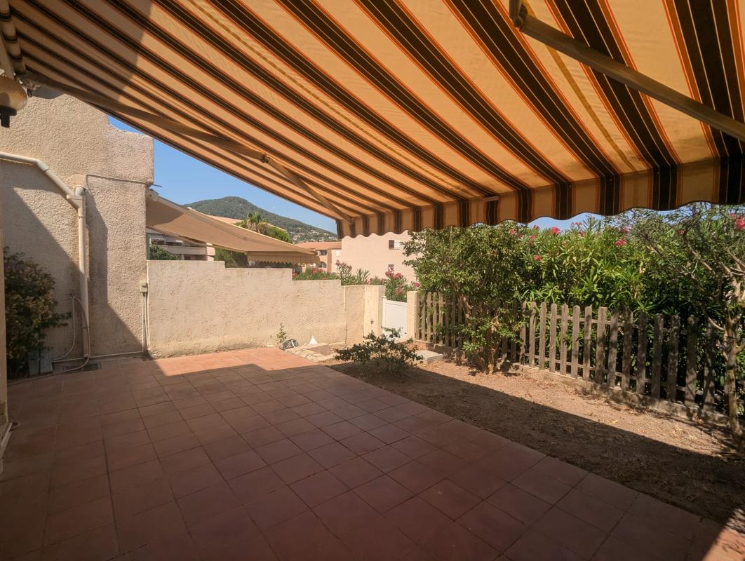 CARQUEIRANNE – MAISON 3 PIÈCES AVEC JARDIN, TERRASSES ET VUE MER - MEUBLE