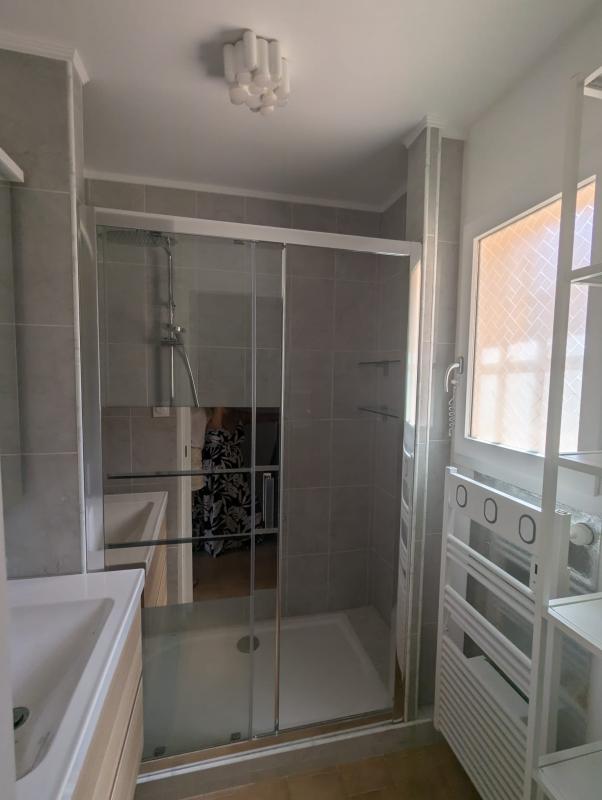CARQUEIRANNE – MAISON 3 PIÈCES AVEC JARDIN, TERRASSES ET VUE MER - MEUBLE