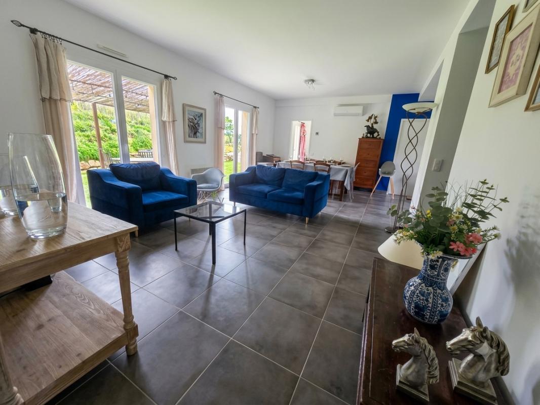 Villa MEUBLÉE - 4 pièces avec jardin de 1 000 m² – La Motte