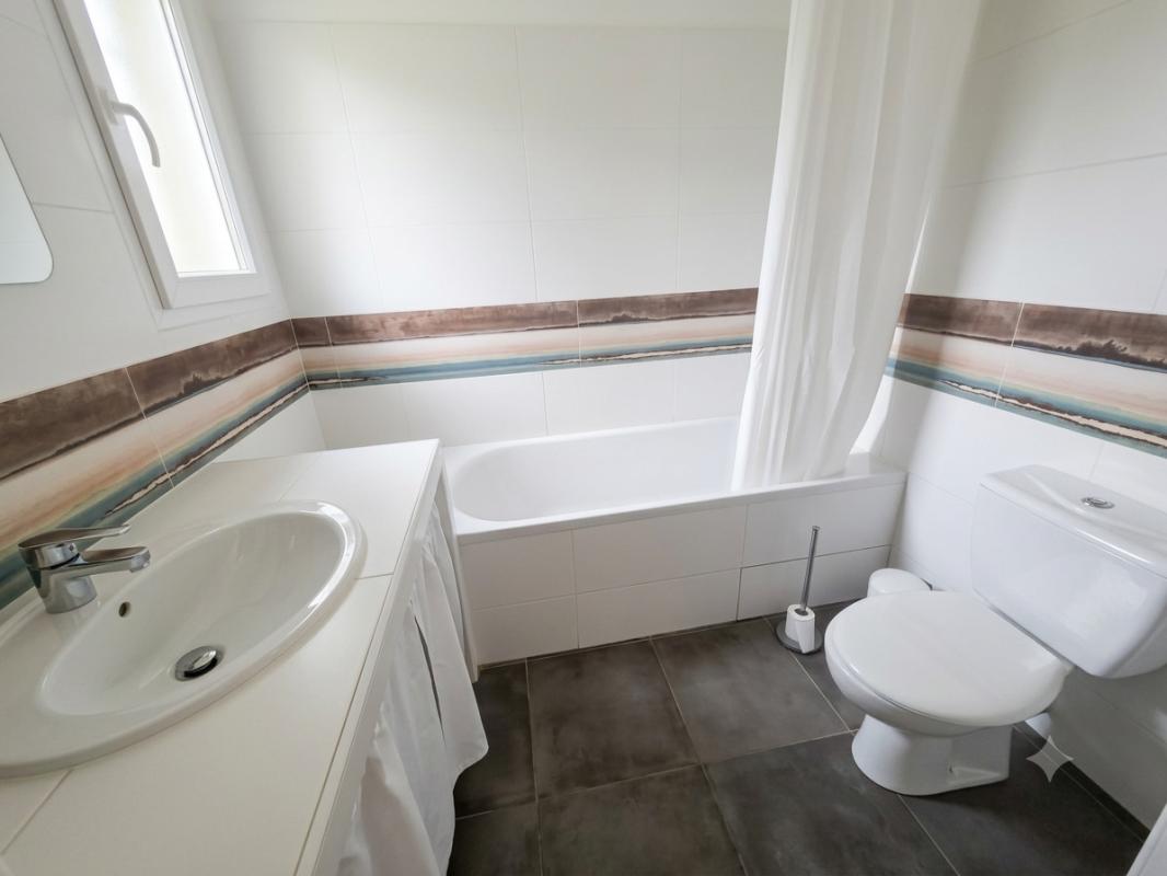 Villa MEUBLÉE - 4 pièces avec jardin de 1 000 m² – La Motte
